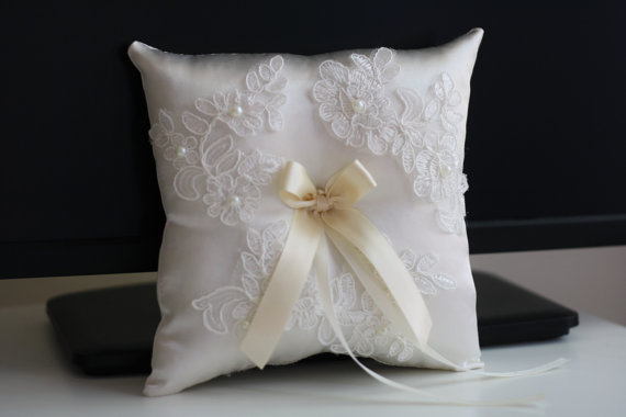 Hochzeit - Ivory Ring Bearer Pillow  Lace Wedding Pillow   Ivory Flower Girl Basket  Lace Wedding Basket Pillow Set Lace Wedding Pillow for rings