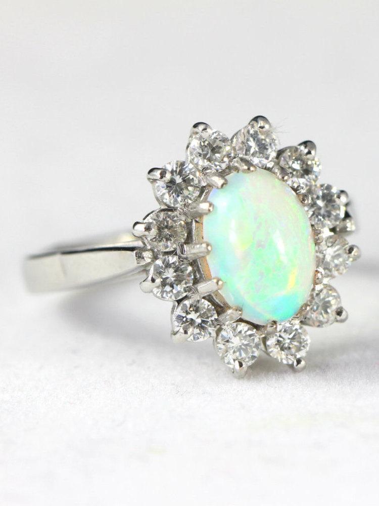 زفاف - Vintage opal and diamond cluster ring in 18 carat gold for her