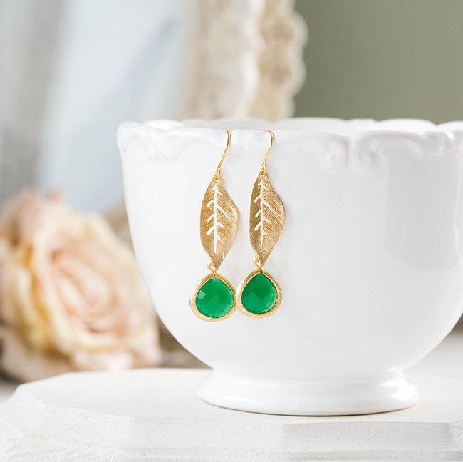 Mariage - Gold Leaf Earrings, Emerald Green Earrings, Dangle Earrings, Leaf Jewelry, Woodland Wedding, Bridesmaid Earrings, May Birthstone Jewelry