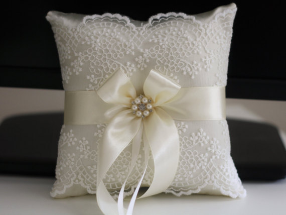 زفاف - 2 ivory lace kneeling pillow, size 16 x 10