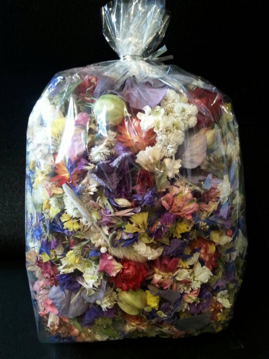 Mariage - 7 cups of dried flowers,dried flower confetti,wedding table decor,wedding petal toss, pink,purple,yellow,white,gray. Jewelry crafting supply