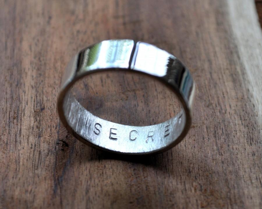 Свадьба - Men's Mirror Shine Secret Message Ring. Custom Stamped Sterling Silver Wedding Band. Personalized. Personalised. 6mm. Flat Ring. Eco.