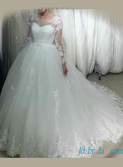 Mariage - Beautiful long sleeved tulle lace appliqued wedding dress