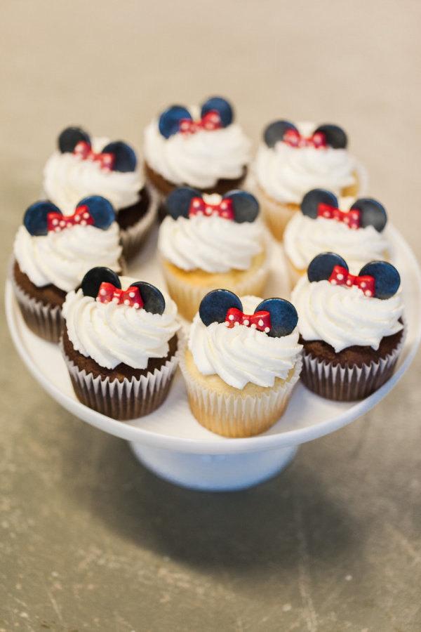 Hochzeit - 26 sets edible MINNIE MOUSE gum paste/fondant cupcake topper/ Disney inspired