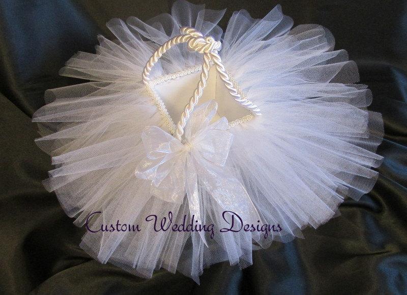 Mariage - All White Tulle Flower Girl Basket. The Perfect Touch for any Wedding. Comes in other colors.
