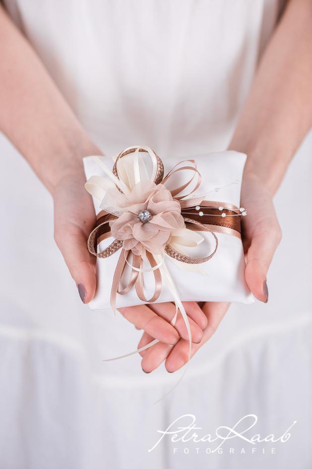 Hochzeit - Ringkissen mit Chiffonblüte in beige ivory K6