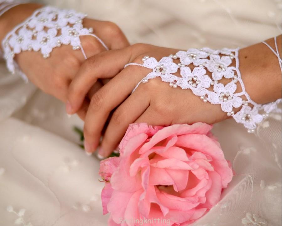 Свадьба - Wedding Lace Bridal Gloves, Crochet Bridal Gloves, Bridal Cuffs, Grey Glittered Gloves, Lace Gloves, Pearl Gloves, Bridesmaids Gifts, teamt