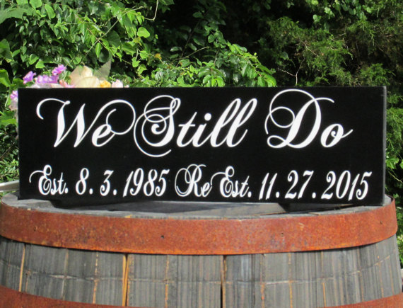 زفاف - Vow Renewal Personal Sign "We Still Do" Personalized Painted Solid Wood Wedding Sign Hung by Ribbon