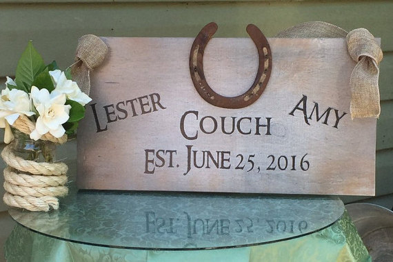 Mariage - Rustic Horseshoe Personalized Painted Wood Country Barn Wedding Anniversary Sign Dual Use Home Decor Photo Prop Ringbearer