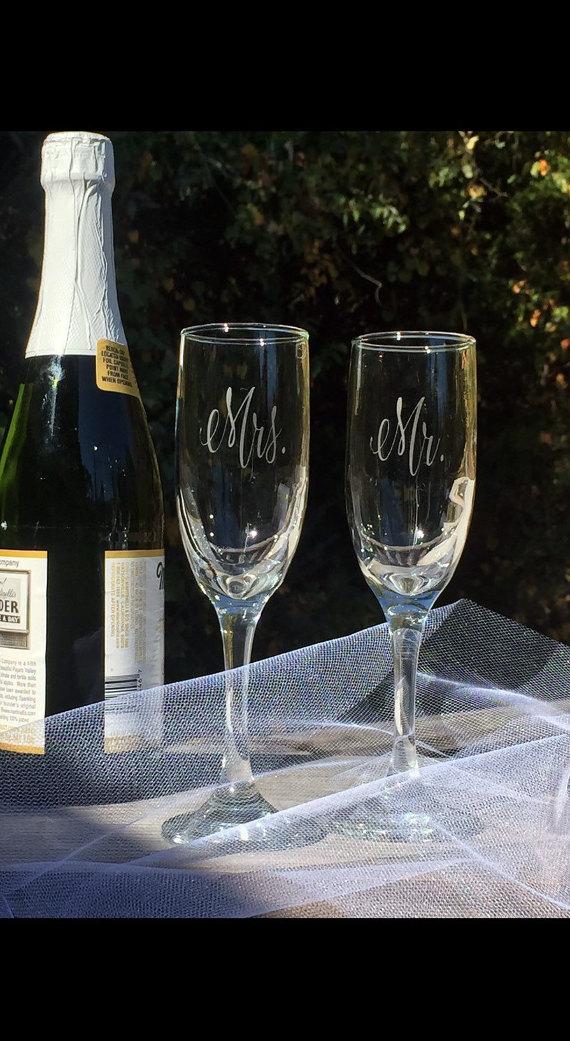 Mariage - Mr. Mrs. Pair of Champagne Toasting Glass Flutes Traditional Classic Vintage Wedding