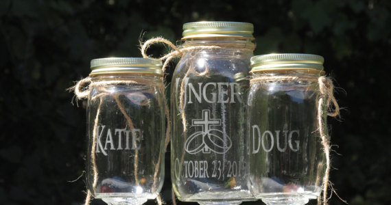 Mariage - Cross with Linked Rings Unity Sand Set Personalized Mason Jars / Toasting Wine Glasses / Sand Ceremony / Choice of Fonts and Lid Colors