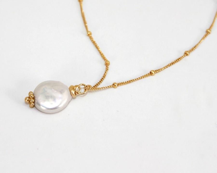 Свадьба - Dangling Karats Freshwater coin pearl  necklace in silver with delicate chain. Single pearl necklace with a satellite chain chain necklace
