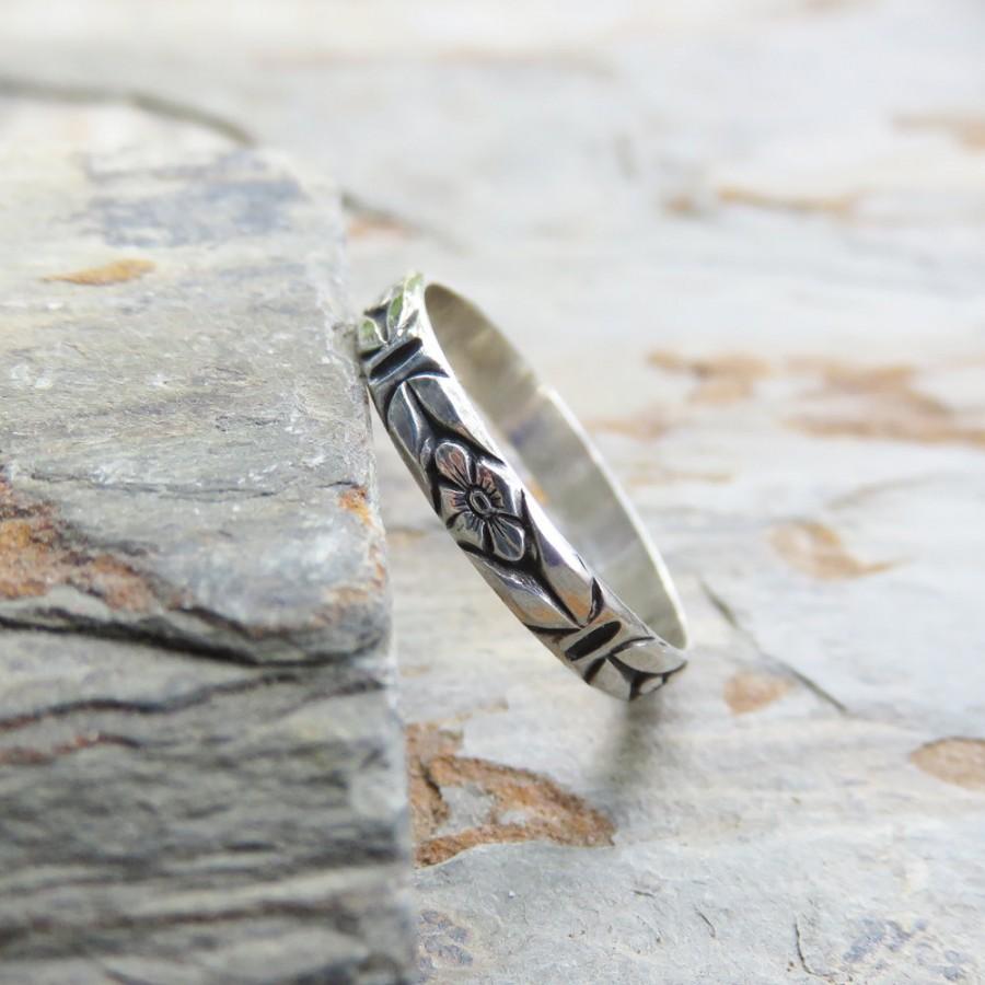 زفاف - Sterling Silver Chevron Leaf and Posy Detail Wedding Band or Stacking Ring - Delicate Floral Pattern Silver Band, Antiqued / Oxidized Silver
