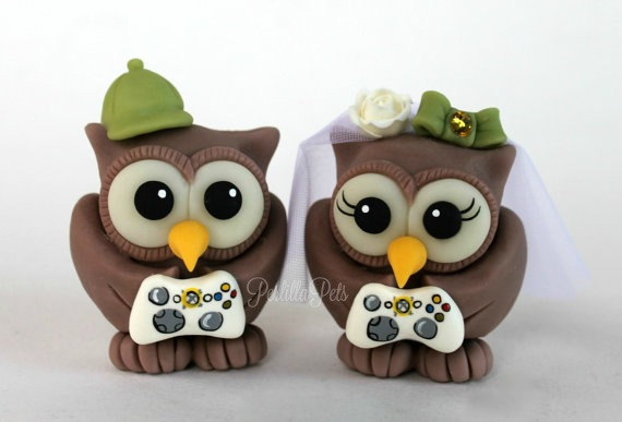 Hochzeit - Game controller wedding cake topper, owls bride and groom playing video games, nerd geek wedding, with banner