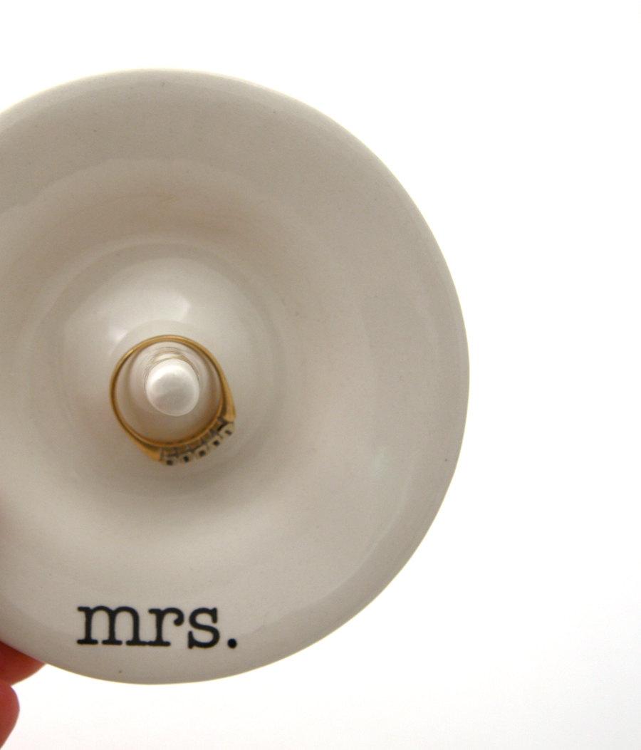 Свадьба - Mrs wedding ring holder , ceramic ring dish , great gift for bride