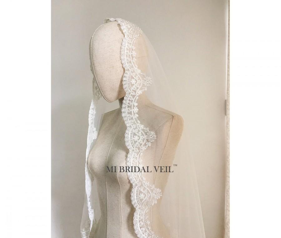 Mariage - Vintage Ivory /Silver Ivory Lace Bridal Veil,  Alencon Lace Veil. Custom Bridal Veil in Elbow, Fingertip, Waltz, Chapel and Cathedral Length