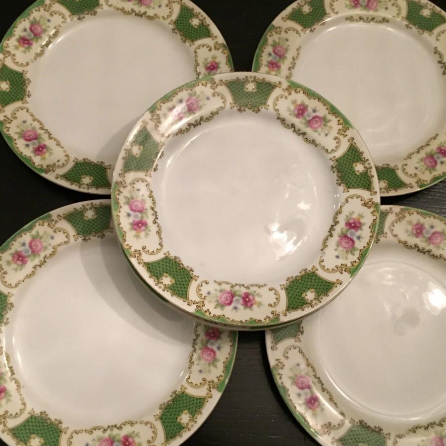 زفاف - Vintage Mismatched China. Vintage Pink Roses Plate. Prairie Chic. Wedding. Barn Wedding Table Decor. Shabby Cottage and Farmhouse Chic.