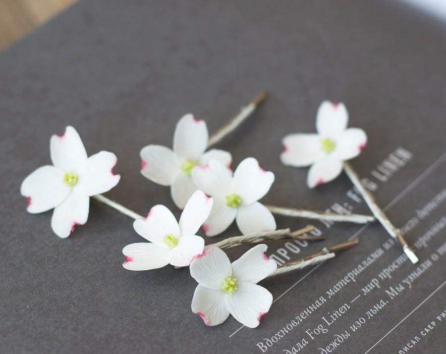 Hochzeit - Dogwood flower hair pins - white flower hair clips - bridal hair clip set - wedding flower bobby pins - bridal hair pins - floral headpiece