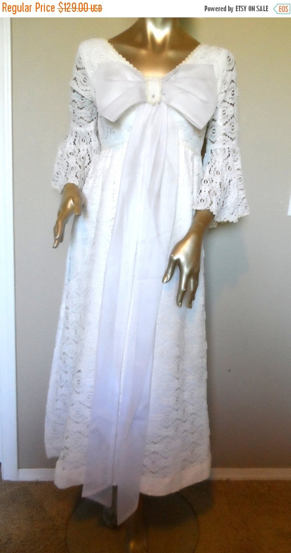 Mariage - 45% OFF Vintage 1950's Lace Wedding Gown * Large Trailing Bow . Belle Sleeves . Size 01 . Excellent Vintage Condition