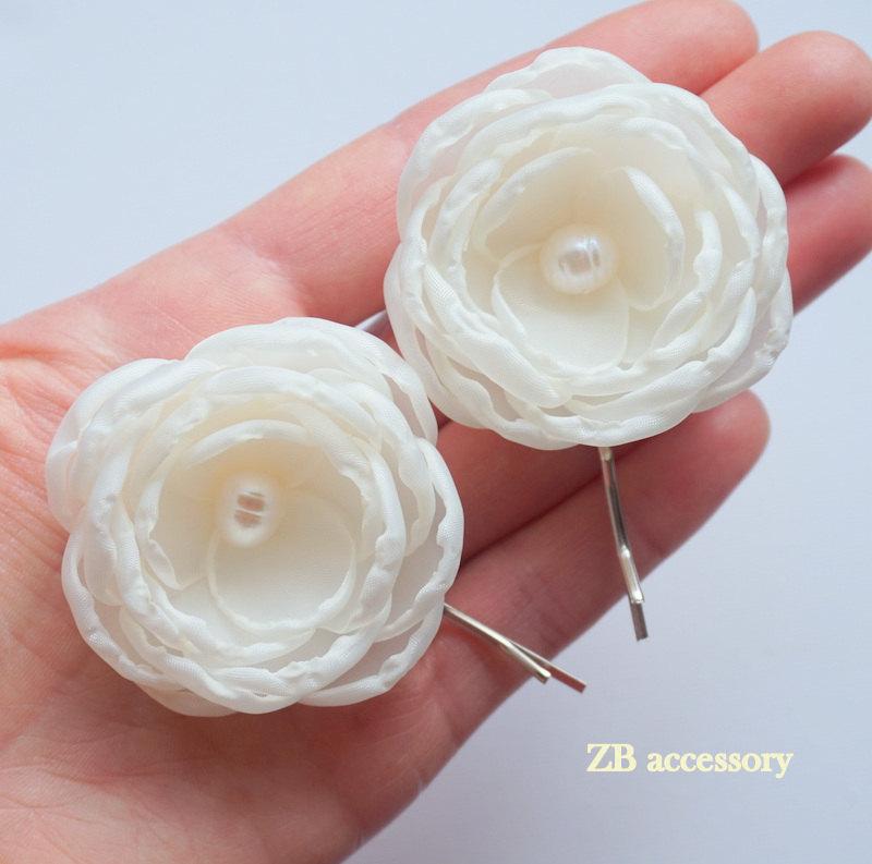 Hochzeit - Ivory Bridal fabric flowers with fresh water pearls, Ivory hair clip, Ivory Bobby Pins, White Romantic Wedding Bridesmaids Flower girls Gift