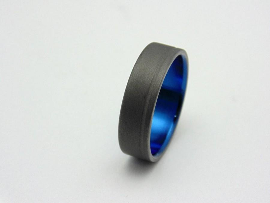 زفاف - Sandblasted Titanium ring with Electron Blue lining,  Handmade titanium wedding band