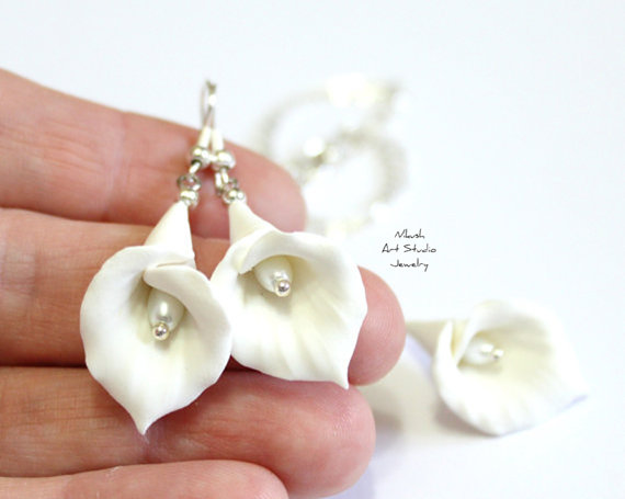 Mariage - White Calla Lilies Earrings, floral long drop earrings, White Calla Lilies, Wedding dangle Earrings, Calla Lilies Bridesmaid Earrings