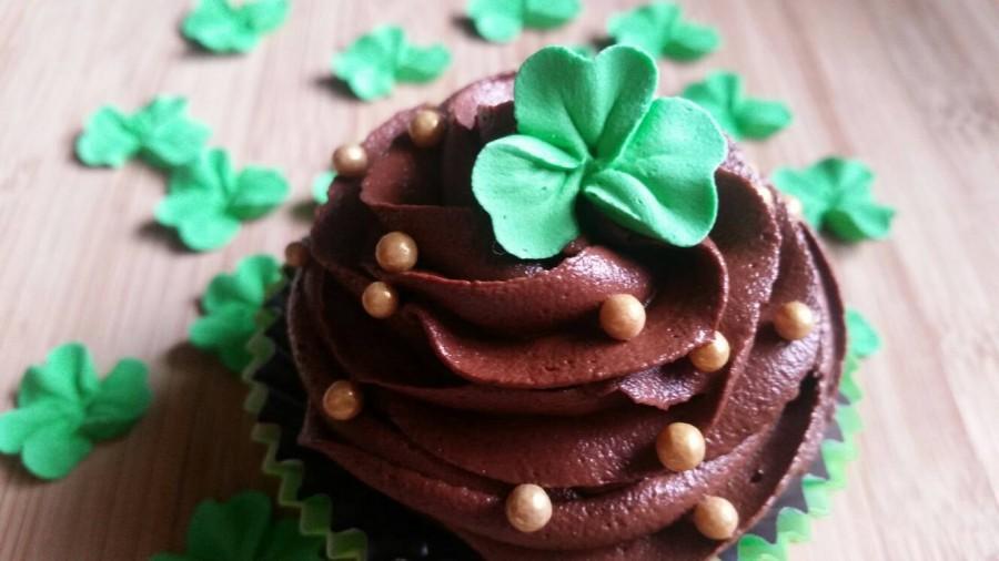 Свадьба - Royal icing shamrocks -- Edible cake decorations cupcake toppers (12 pieces)