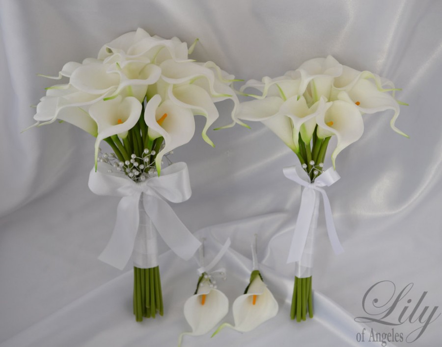 Mariage - Bride/MoH Bouquets Groom/Best man Boutonnieres Wedding Bridal Bouquet Real Touch Calla Lily White - More Colors"Lily of Angeles" CAIV03