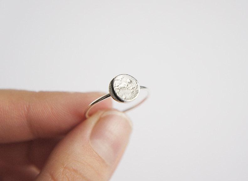 زفاف - UNDER THIS MOON / Ring - Personalised lunar phase charm of your graduation night in sterling silver, dainty, delicate, customized ring