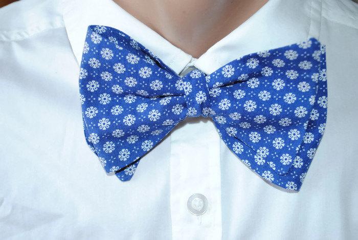 Свадьба - Navy wedding bow tie Floral tie with daisy design Great Gatsby party necktie 1920s birthday party Blue men's gift for bday Best father vgyi - $10.00 USD