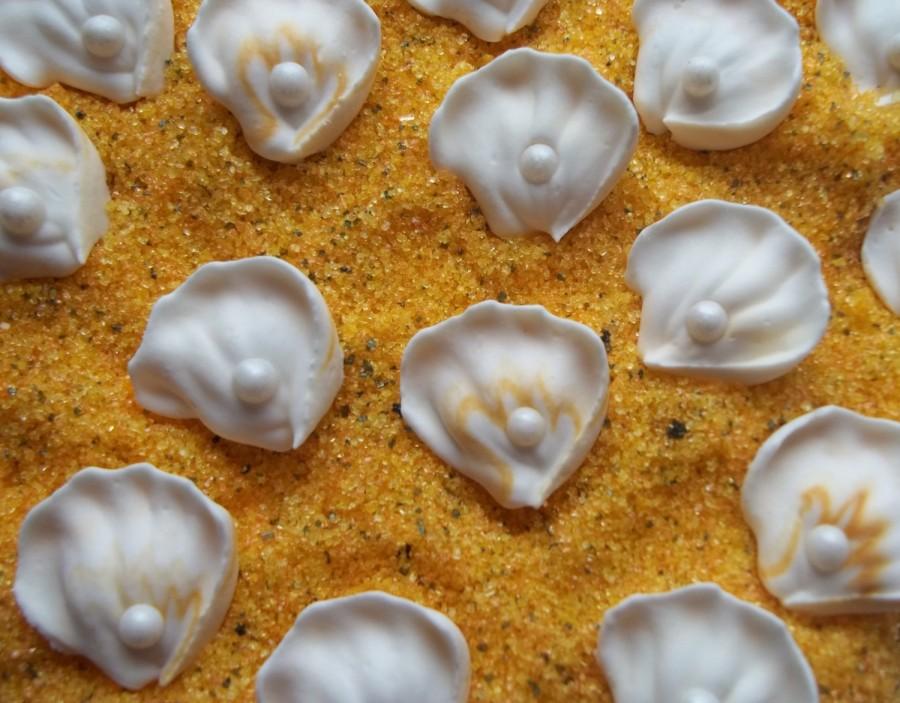 زفاف - Royal icing oyster shells with pearls  -- Edible handmade cake decorations cupcake toppers (12 pieces)