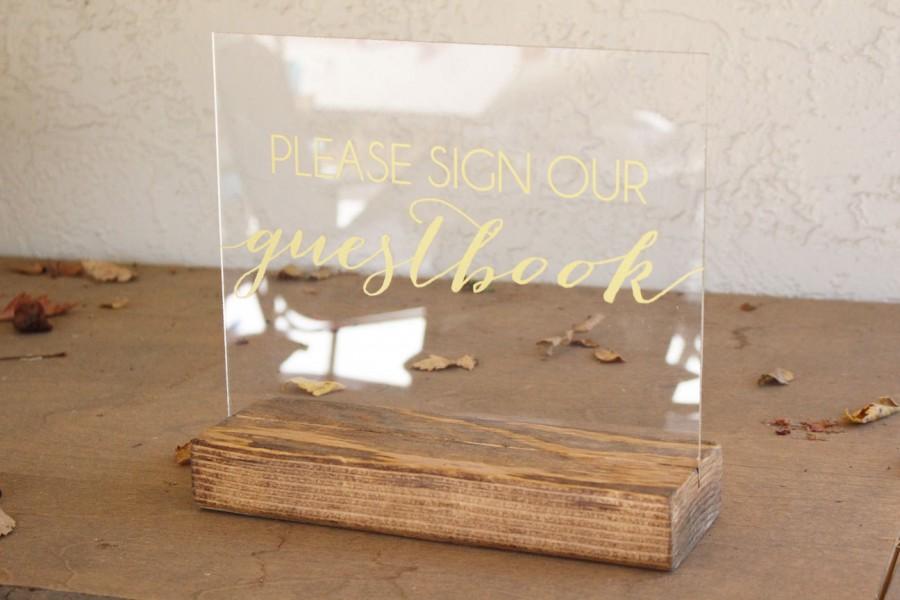 Hochzeit - Guestbook Table Acrylic & Wood Sign - "Please Sign Our Guestbook", Acrylic Wedding Sign, Guestbook Table Sign, Calligraphy Guest Book Sign