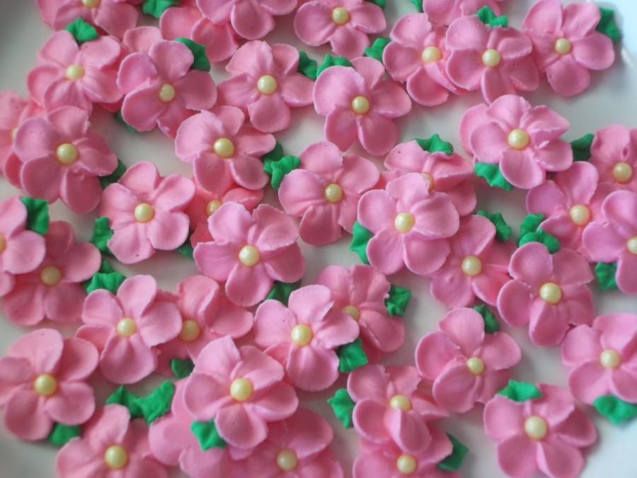 Hochzeit - Small pink royal icing flowers with attached leaves -- Edible cake decorations cupcake toppers (24 pieces)
