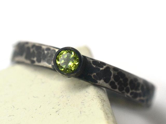 Mariage - Custom Peridot Engagement Ring, Rustic Oxidized Silver Band with Engraving, Engraved Gemstone Jewelry