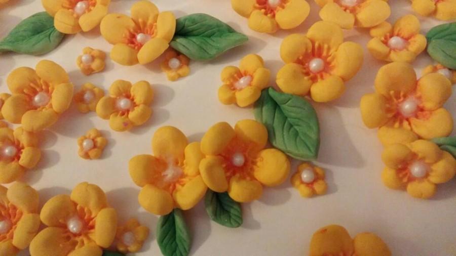 Свадьба - 40 Edible BLOSSOM Flowers / any color / gum paste / Fondant / sugar flower / Cake decoration / cupcake topper