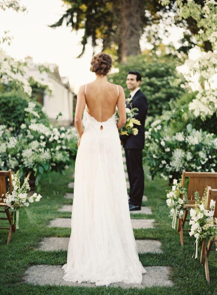 Hochzeit - Natural, Lush Green   White Wedding Inspiration