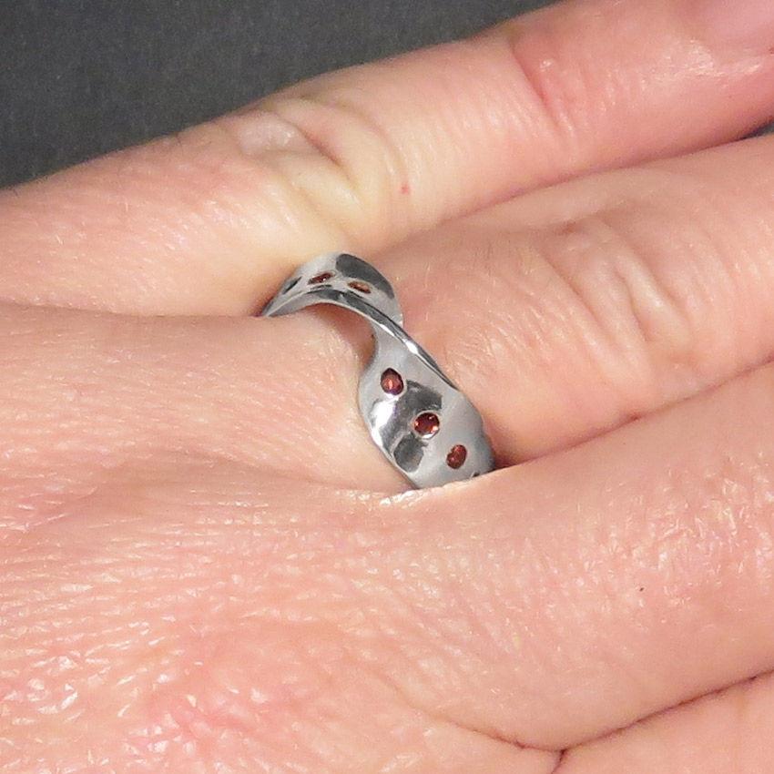 زفاف - Mobius Strip - Eternity Ring with 18 Garnets - Twisted Band - Geometry Ring - Novelty Ring - Jewelry with Meaning - Cycle of Life