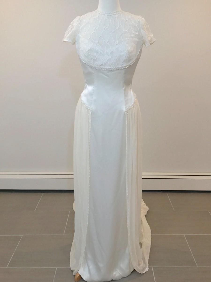 Mariage - Beautiful Carmela Sutera wedding dress in a light ivory color
