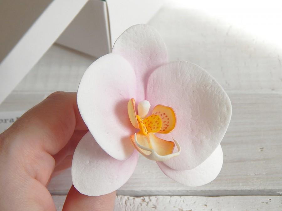 Hochzeit - Wedding hair pin, White orchid hair clip, Bridesmaid gift, Phalaenopsis realistic orchid, Beach wedding, Hawaii flower, Bridal hair pins - $9.00 USD