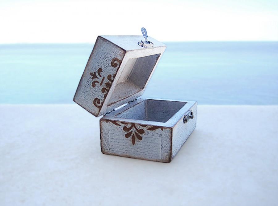 زفاف - Rustic Wedding Box. Wedding Ring Bearer Pillow Box. Distressed White Box. French chic Wooden Jewelry Box. Treasury Chest. Fleur de lis box.