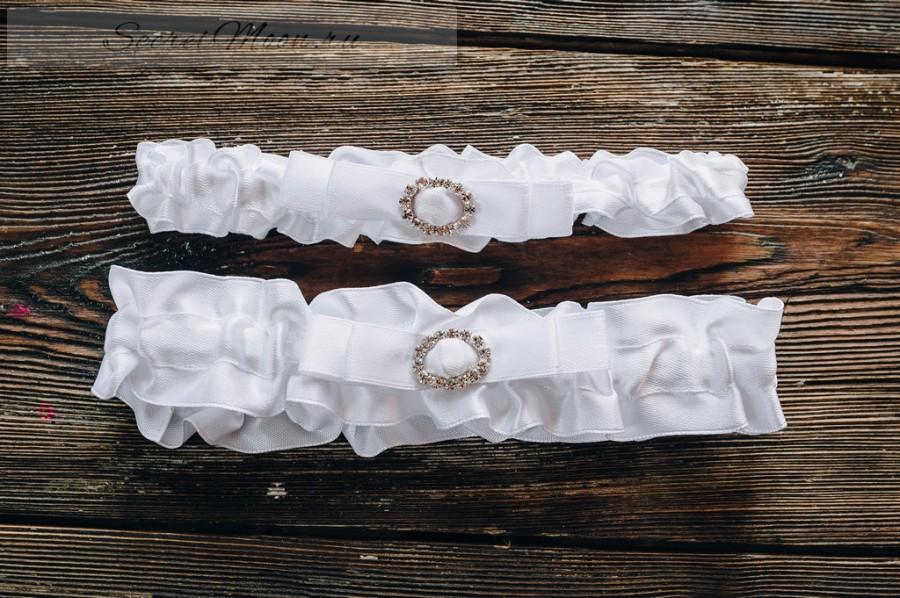 Свадьба - Wedding Garter Set Bow and Rhinestone Buckle Garter Satin Ribbons White Organza Garter Rhinestone Bridal Garter with brooch Romantic garters