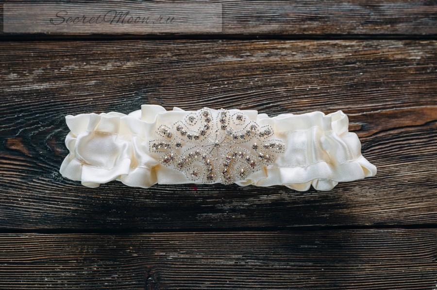 Mariage - Royal Chic Wedding Garter Ivory Wedding Garter Ivory Satin Garter Luxurious Applique Garter Crystal Garter Rhinestone Beads Garter