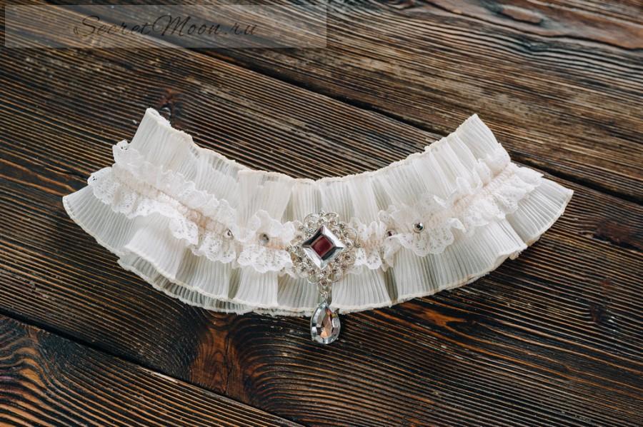 Свадьба - Wedding Garter Vintage Bridal Garter Corrugated French Lace Garter Ivory Garter with Rhinestones and brooch Custom colors Crystal Garter
