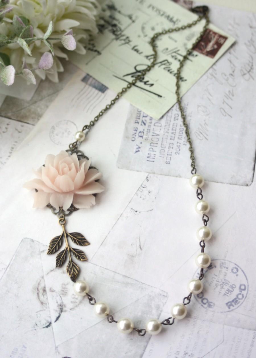 زفاف - Blush Pink Rose, Ivory Pearls, Antiqued Brass Leaf Vintage Style Flower Necklace. Bridesmaid Gift, Soft Light Pink Rose, Rustic Pink Wedding