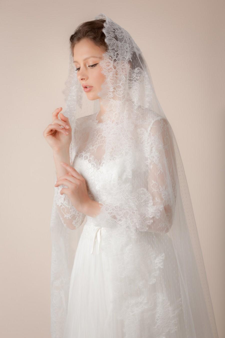 Wedding - Wedding veil, swiss dotted veil with Chantilly lace trims, Bridal Mantilla Veil -- Style 316