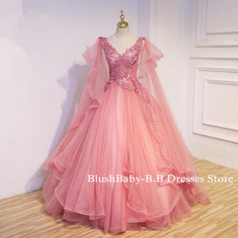 Mariage - V-neck Sleeveless Prom Dress 2017 Hand Made Beaded Lace Applique Prom Party Dress Bridal Wedding Party Gown Mesh Tulle Prom Dress with Cape