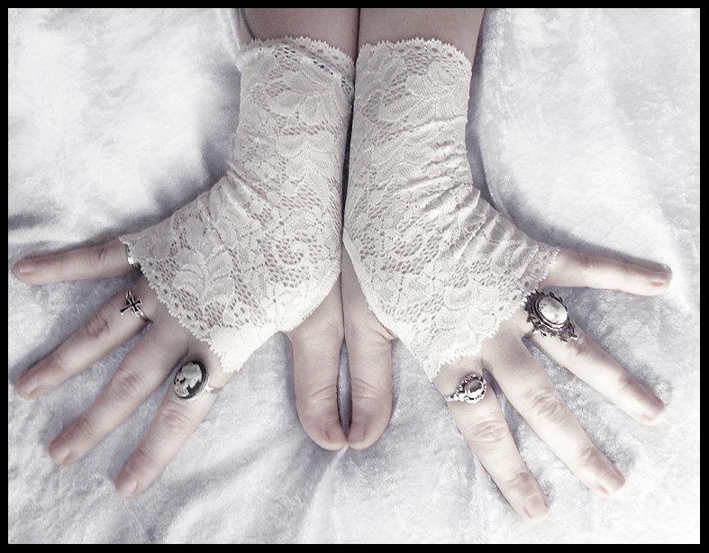 زفاف - Evette Lace Fingerless Gloves - Soft Ivory Pale Cream Floral - Gothic Vampire Regency Tribal Bellydance Goth Austen Bridal Fetish Woodland