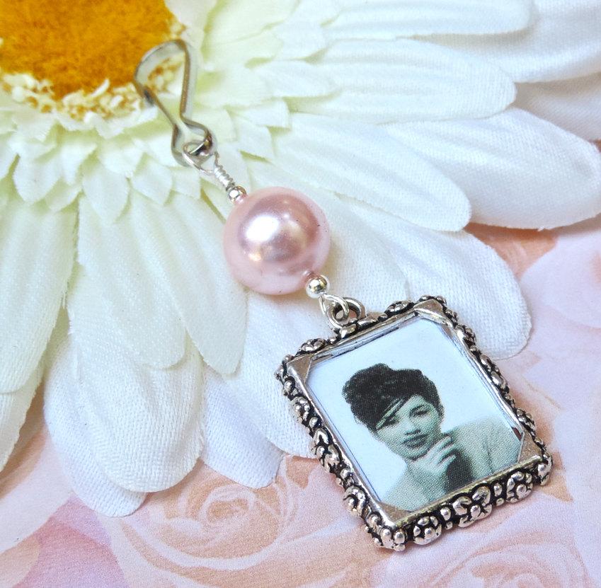 Свадьба - Wedding bouquet photo charm. Handmade photo charm - pink or blue pearl. Bridal bouquet charm. Gift for a bride. Bridal shower gift