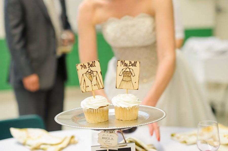 Свадьба - CUSTOM Cake Toppers Artistic Replicas of Bride Wedding Gown Groom's Tuxedo Rustic Woodland Mr & Mrs Hand Engraved Personalized Cottage Chic