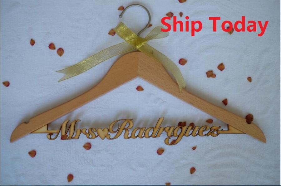 Hochzeit - Personalized Wedding Dress Hanger, Custom Bridal Hanger, Mrs Name Hanger,Bride Wire Name Hanger, Bridesmaid Mother of the Bride Hanger Gift